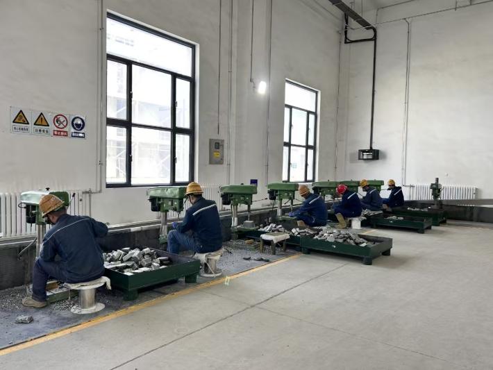 金属车间包装工人正在进行金属钻修