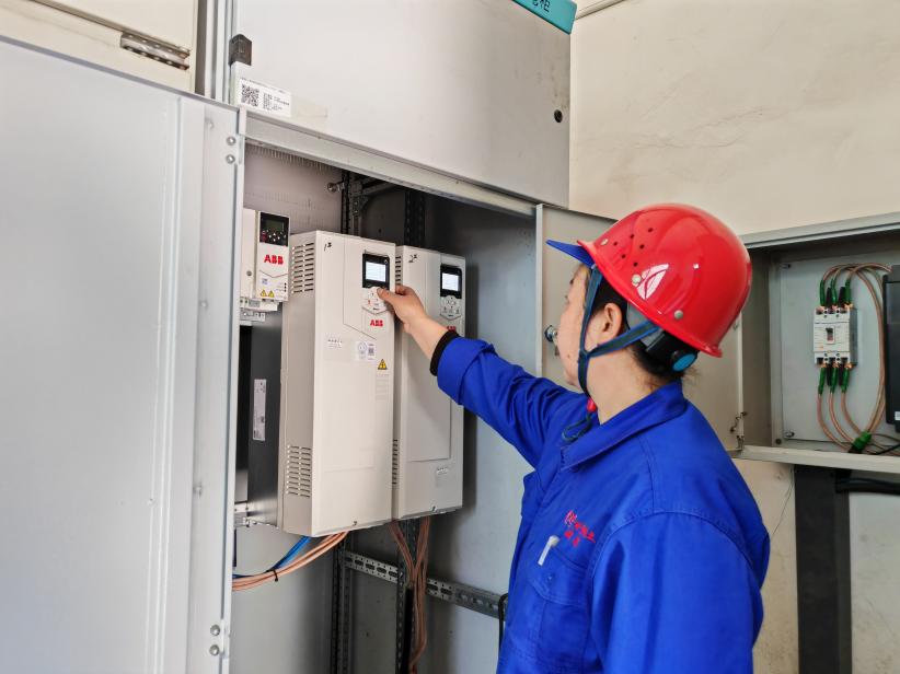 动力车间化水岗位人员正在调整设备参数