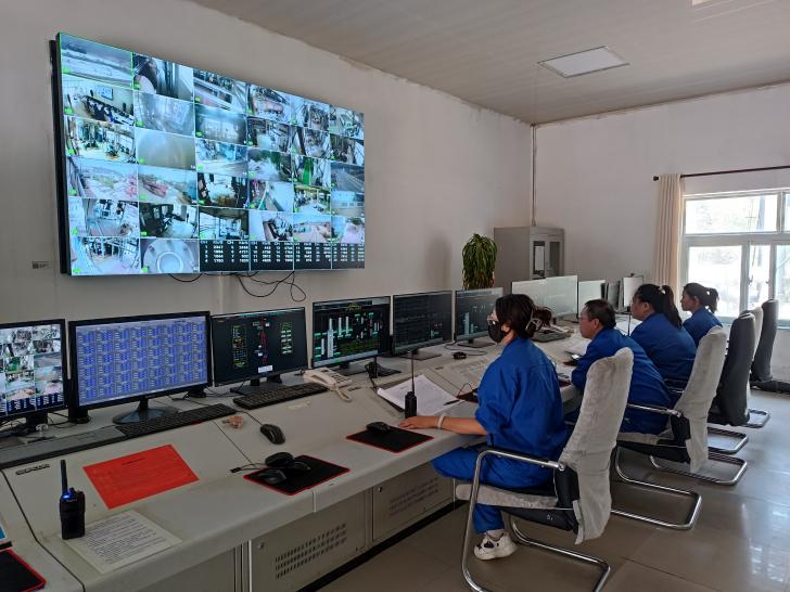 烧碱厂DCS岗位人员正在调节工艺参数